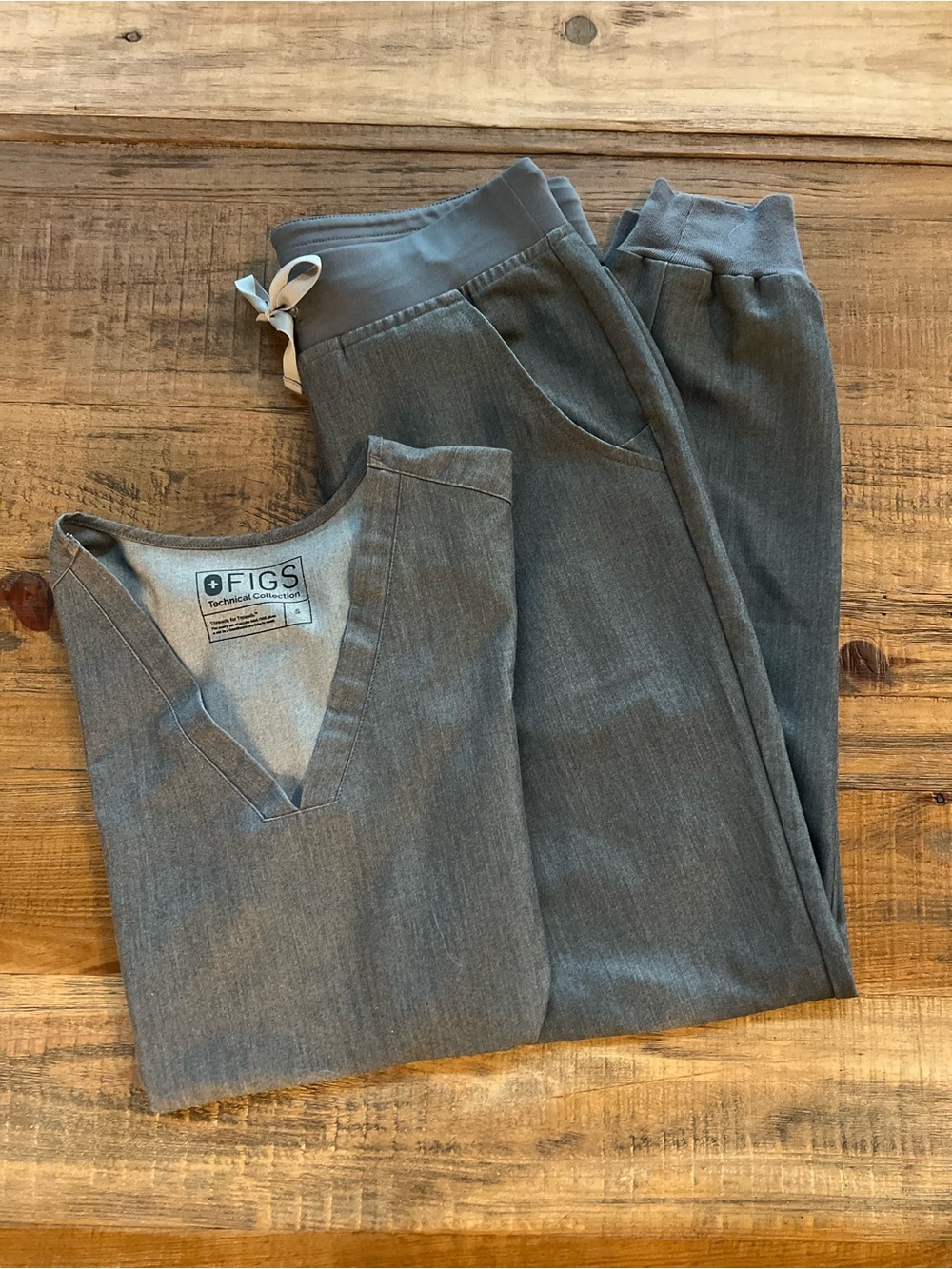 FIGS Women’s Scrub Set | Heather Gray | Top Small / Pants Small Tall